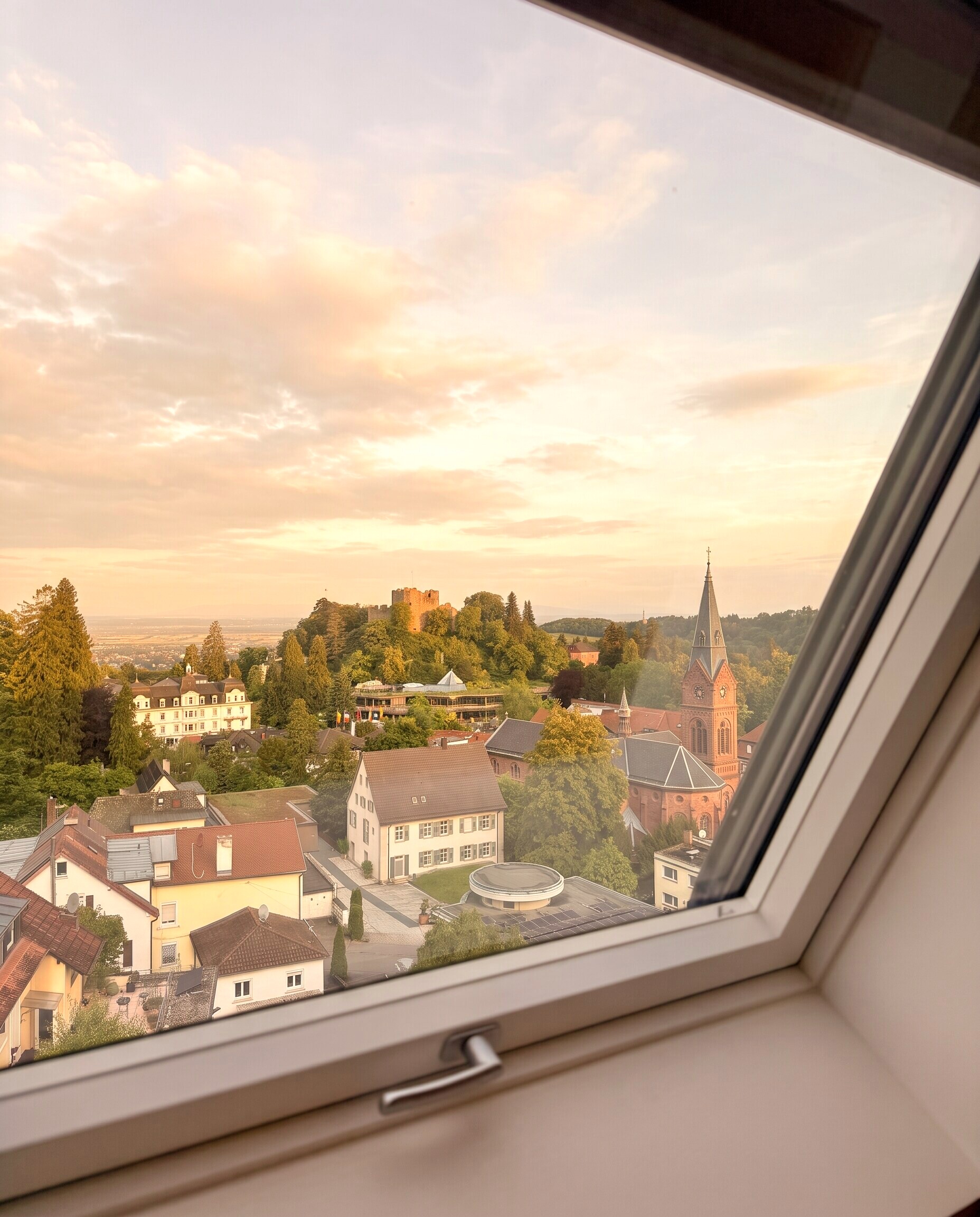 Blick aus einem Apartment-Fenster auf Burgruine, Kirchturm und das Rheintal