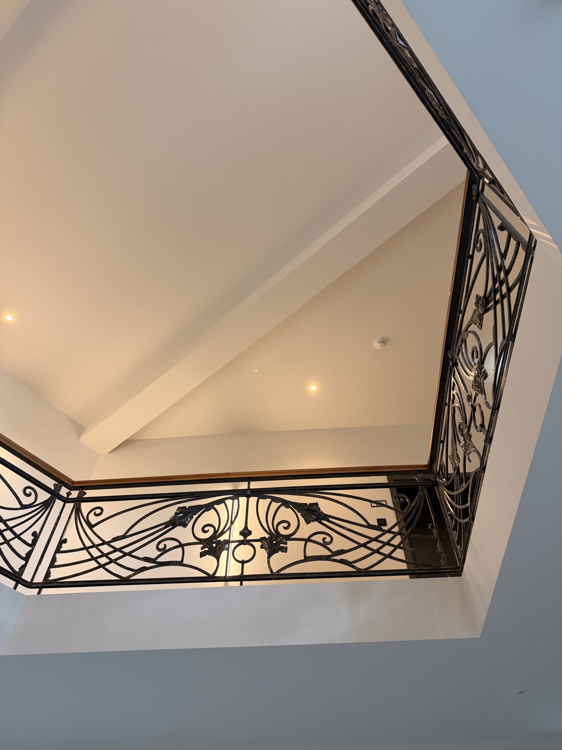 Original schmiedeeisernes Jugendstil-Geländer am Rundbogenfenster