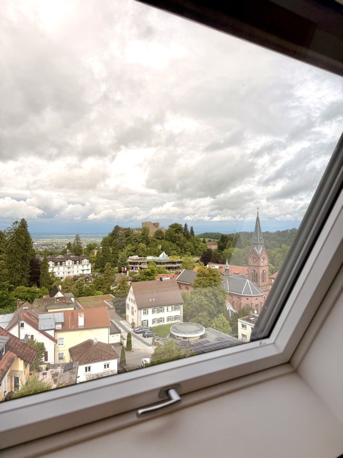 Blick aus dem Haus über Badenweiler auf Burgruine und Ortskern
