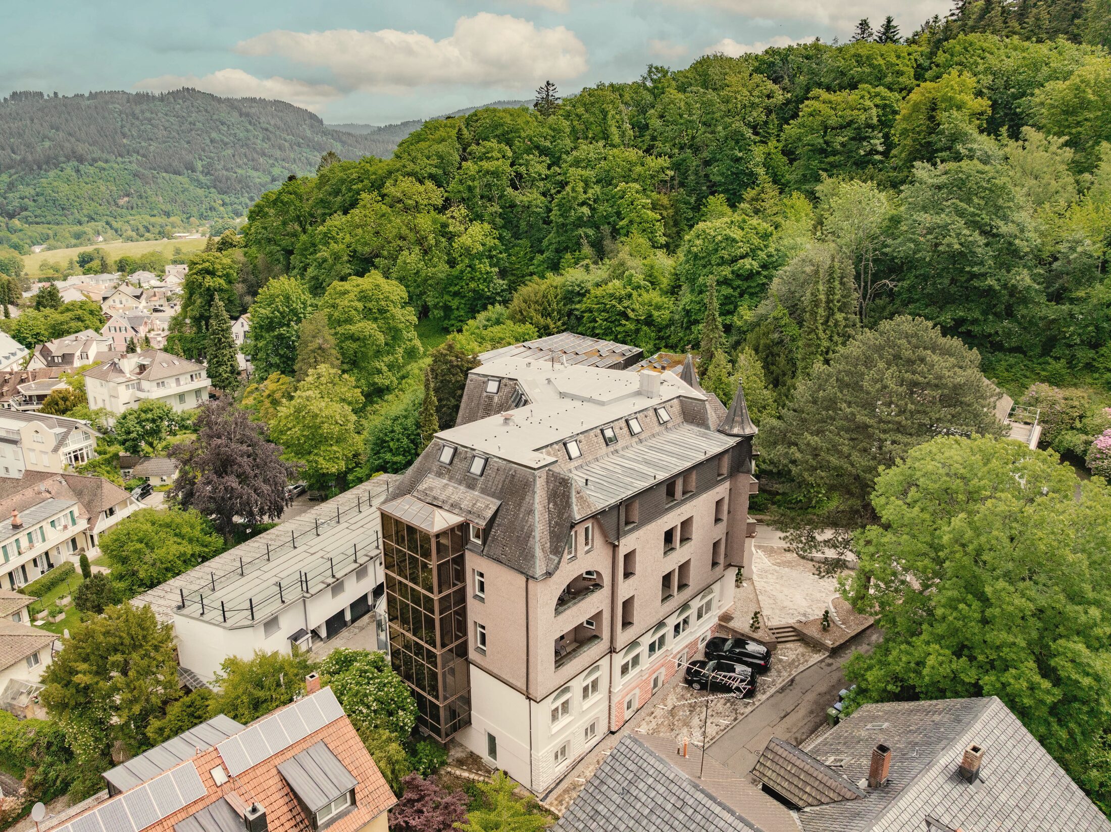 Blick über Badenweiler und das bewaldete Hügelland vom Standort des Hauses