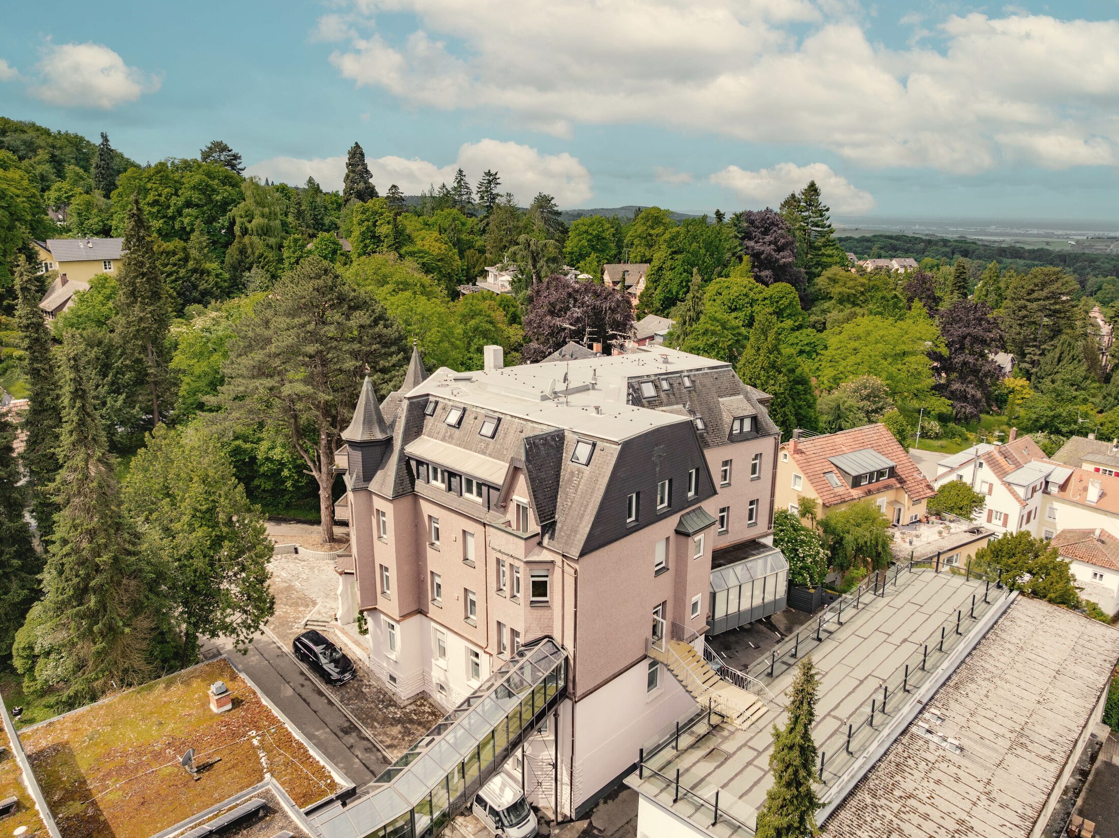 Blick vom Haus über den Ort bis in die Rheinebene