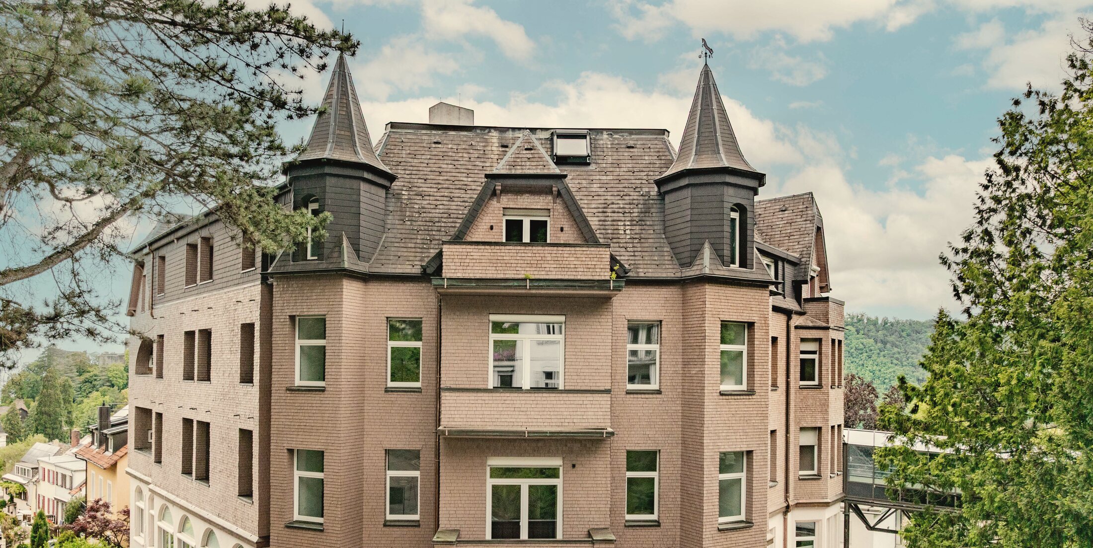 Das sanierte Jugendstil-Haus mit Türmchen und Erkern, erhöht über Badenweiler im Grünen